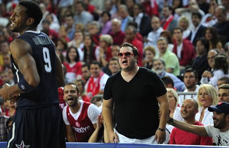 Fanouek pokikuje na americkho basketbalist bhem finle MS v Turecku.