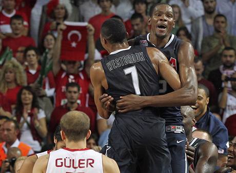 Amerit basketbalist Russel Westbrook a Kevin Durant se raduj ve finle proti Turecku.