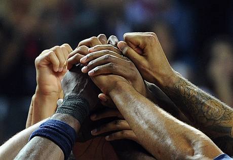 SOUDRNOST. Amerit basketbalist spojili ruce na oslavu vtzstv ve finle mistrovstv svta nad Tureckem.
