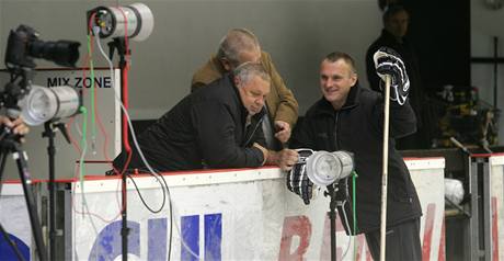 V záři reflektorů. Nový trenér litvínovských hokejistů Robert Reichel (vpravo) se baví se svým realizačním týmem před focením na plakát.