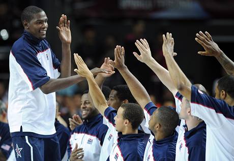 Kevin Durant z USA pijm gratulace k titulu nejuitenjho hre mistrovstv svta.