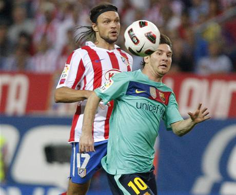 Lionel Messi, tonk Barcelony (vpravo), unik eskmu obrnci Tomi Ujfaluimu z Atltica Madrid