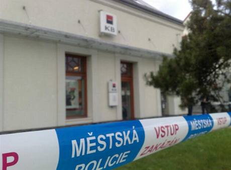 Dva neznm pachatel pepadli poboku Komern banky v Praze - Libui.