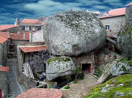 Starobyl msteko Monsanto v Portugalsku je znm stavbami z kamene