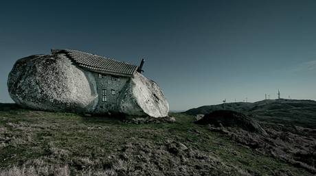 Kamenn dm Casa do Penedo stoj v podh Fafe od roku 1974