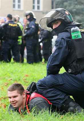 Nov vytvoen podkov jednotka Krajskho editelstv policie Olomouckho kraje dnes cviila v ulicch Olomouce a tak na Androv stadionu i v okol zsah proti fotbalovm vtrnkm.