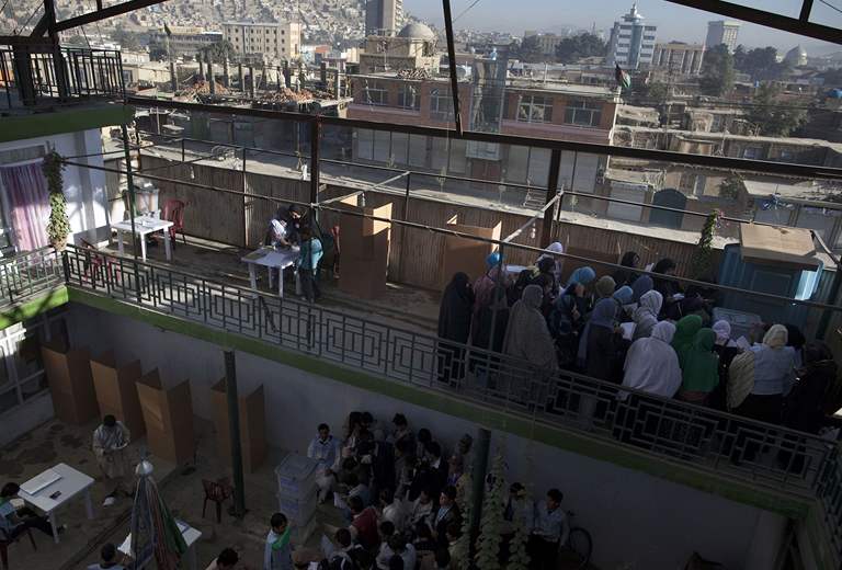 Afghánci si volí svj parlament. Ped kábulskou volební místností se shromaují lidé i pozorovatelé voleb.