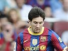 Fotbalista Barcelony Lionel Messi prochz pes hre Alicante.