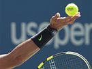 PODÁNÍ JEDNIKY. Svtový hrá íslo 1 Rafael Nadal ze panlska podává v semifinále US Open.
