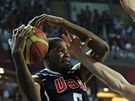 Turecký basketbalista Ömer Asik se natahuje po míi, který drí v rukou Amerian Kevin Durant.