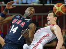 POZOR MÍ! Americký basketbalista Lamar Odom i jeho turecký soupe Ömer Asik jako by uhýbali ped letícím míem. 