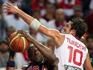 Turecký basketbalista Kerim Tunceri brání ve stelb Lamar Odom z USA.