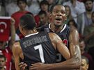 Amerití basketbalisté Russel Westbrook a Kevin Durant se radují ve finále proti Turecku.