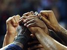SOUDRNOST. Amerití basketbalisté spojili ruce na oslavu vítzství ve finále mistrovství svta nad Tureckem.