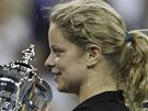 Kim Clijstersová s trofejí pro ampionku US Open 2010