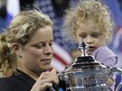 Kim Clijstersová s dcerou Jadou a s trofejí pro ampionku US Open 2010