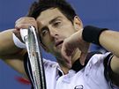 Novak Djokovi si stírá pot po vysilující výmn finále US Open