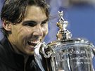 Rafael Nadal s trofejí pro ampiona US Open