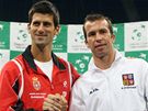 Novak Djokovi (vlevo) a Radek tpnek zahj semifinle Davis Cupu mezi Srbskem a eskem