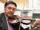 Profesor Vyskoil a jeho oblíbená hra na housle, kterou ostatn i vystudoval...