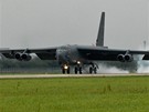 Americký bombardér B-52 pistává na ostravském letiti