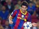 TO BUDE GÓL. Barcelonský Lionel Messi jemn klepne do míe a lobem pekoná Tzorvase, brankáe Panathinaikosu.
