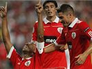 GÓLOVÁ RADOST. Hrái Benfiky Lisabon se radují z gólu. na zemi stelec Luisao.