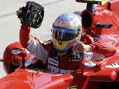 PADLA. Fernando Alonso zaparkoval sv ferrari, vyndal volant a jde se radovat z vtzstv v kvalifikaci na Velkou cenu Itlie.