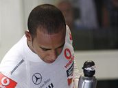 Lewis Hamilton ze stje McLaren kontroluje pneumatiku bhem kvalifikace Velk ceny Itlie.