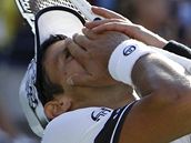 TO SNAD NE. Novak Djokovi se chyt za hlavu v semifinle US Open