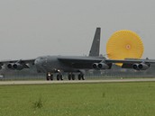Americk bombardr B-52 pistv na ostravskm letiti