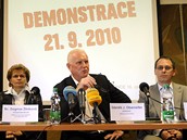 Odborsk piky hovo o demonstraci v Praze plnovan na 21. z: (zleva) Frantiek Dobk (kolstv), Dagmar itnkov (zdravotnictv), Zdenk J. Oberreiter (hasii) a Daniel Blha (policie). (16. z 2010)