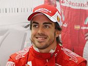 Fednando Alonso z Ferrari ped trninkem v Itlii