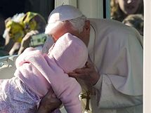 Pape Benedikt XVI. pijd na mi ve skotskm Glasgow. (16. z 2010)