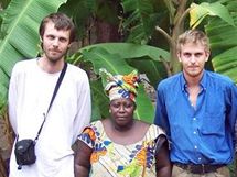 Šimon Heller (druhá zleva) a Vojtěch Jarolím se svými gambijskými hostiteli po propuštění
