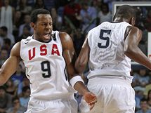 J NA TO MM...TAK SI POSKOM! Amerit basketbalist Kevin Durant (zdy) a Andre Iguodala oslavuj jeden z ko v semifinle MS proti Litv.