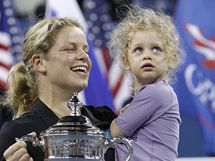 Tenistka Kim Clijstersov dr v jedn ruce trofej pro vtzku US Open, ve druh svou dceru Jadu.