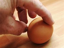 Roztote vejce, podle toho poznte, zda je syrov, anebo vaen