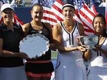 Liezel Huberov a Naa Petrovov (poraen finalistky) a Jaroslava vedovov a Vania Kingov (vtzky) po finle US Open 2010