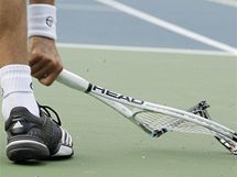 Novak Djokovi ve finle US Open vzteky rozmltil raketu 