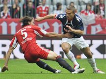 BVAL SPOLUHRI. Daniel van Buyten (vlevo) z Bayernu a Lukas Podolski z Kolna nad Rnem spolu kdysi nastupovali, ve vzjemnm souboji si ale pesto nic nedarovali.