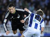 PAD HVZDA. Cristiano Ronaldo z Realu Madrid se t k zemi po zkroku Imanola Agirretxeho ze San Sebastianu.
