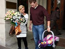 Kateina Kristelov a jej manel Martin Tma si odvej z porodnice dceru Claudii