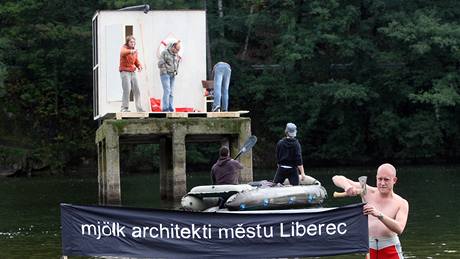 Skupina libereckých architekt Mjölk postavila na bývalém skákadle na liberecké pehrad saunu.