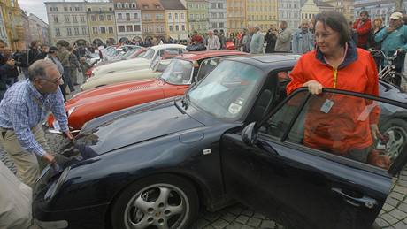 Dvaadevadesát automobil vetránské jízdy The MSA Euroclassic zaparkovalo vera na eskobudjovickém námstí Pemysla Otakara II. Její úastníci vyrazí z msta ráno na dalí etapu do Kitzbühelu