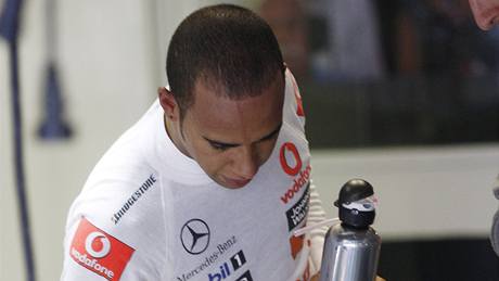 Lewis Hamilton ze stáje McLaren kontroluje pneumatiku bhem kvalifikace Velké ceny Itálie.