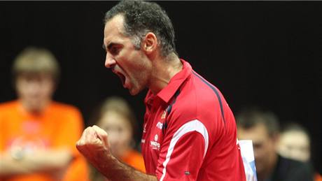 RADOST MATADORA. eský stolní tenista Petr Korbel se raduje v zápase proti Kalinikosovi Kreangovi na ME v Ostrav. 