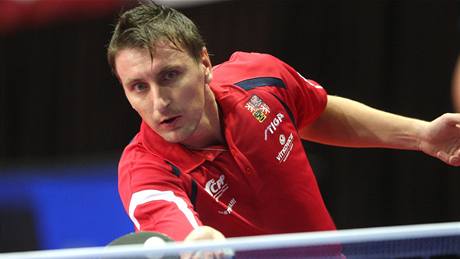 PING PONG. eský stolní tenista Dimitrij Prokopcov v zápase na ME v Ostrav proti ecku.