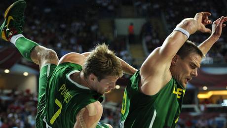 TO BUDE BOLET. Litevský basketbalista Martynas Pocius nekontrolovan padá z velké výky v semifinále MS proti USA.