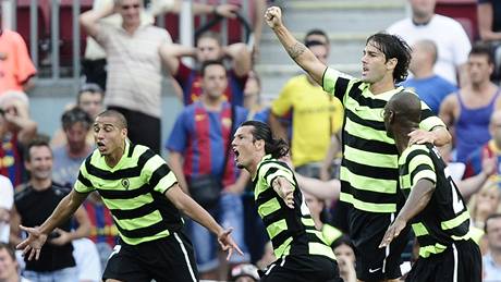 Fotbalisté Alicante oslavují gól v síti Barcelony. Autorem byl Nelson Haedo Valdez (druhý zprava).